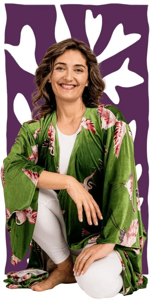 Susana Mota sorridente, professora de yoga para mulheres que procuram mais equilíbrio e tempo para si